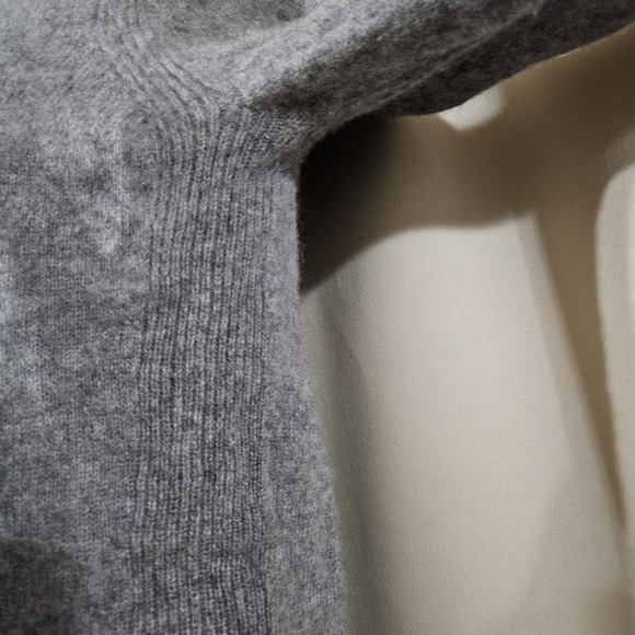 Saks Fifth Avenue Women's 100% Cashmere Turtleneck Sweater Size M Gray Neutral - Picture 4 of 7